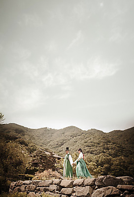 JPG 주간 편집이미지 전통 커플 여자 남자 데이트 산 20대 성인 야외 두명 옆모습 한국인 역사 한복 선비 디지털아트 성인만 사극 편집실사 갓모자 자연요소 모자_잡화 한국전통 뷰포인트 관계 전통소품 사람 동양인 청년 전통의상 CG 파일형식