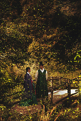 JPG 편집이미지 전통 커플 여자 남자 데이트 20대 성인 두명 앞모습 옆모습 한국인 역사 한복 반딧불이 선비 디지털아트 성인만 사극 편집실사 갓모자 모자_잡화 한국전통 뷰포인트 곤충 관계 전통소품 사람 동양인 청년 전통의상 CG 파일형식