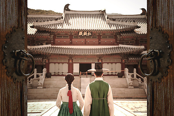 JPG 편집이미지 전통 여자 남자 20대 성인 두명 뒷모습 문 궁전 한국인 역사 한복 디지털아트 성인만 사극 편집실사 갓모자 모자_잡화 한국전통 뷰포인트 고건축 전통소품 사람 동양인 청년 전통의상 CG 파일형식