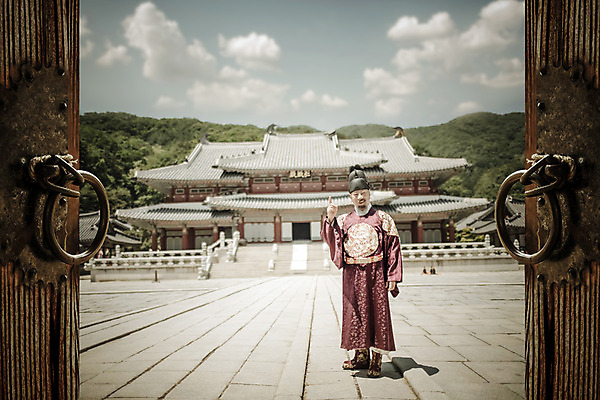 JPG 주간 전신 편집이미지 전통 남자 한명 성인 야외 앞모습 문 궁전 한국인 역사 60대 한복 왕 왕족전통의상 디지털아트 노인남자한명만 사극 편집실사 자연요소 1 한국전통 노년 뷰포인트 고건축 사람 동양인 전통의상 CG 남자한명만 노인남자만 파일형식