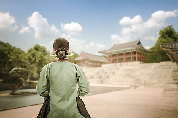 주간 PSD 편집이미지 전통 여자 40대 한명 성인 야외 뒷모습 궁전 한국인 역사 한복 궁녀 디지털아트 성인여자한명만 사극 이미지편집 자연요소 1 한국전통 뷰포인트 중년 고건축 사람 동양인 전통의상 여자한명만 성인여자만 파일형식