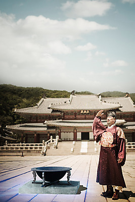 주간 PSD 편집이미지 전통 남자 한명 성인 야외 앞모습 궁전 한국인 역사 60대 한복 왕 발명 왕족전통의상 해시계 홀로그램 디지털아트 노인남자한명만 사극 이미지편집 자연요소 1 한국전통 노년 뷰포인트 시계 고건축 사람 동양인 전통의상 남자한명만 노인남자만 파일형식