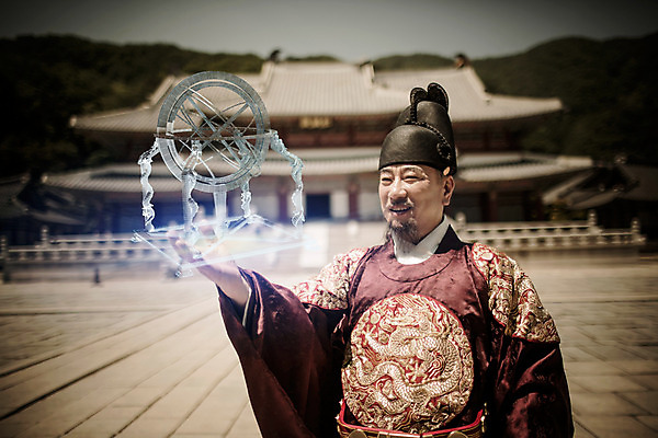 주간 PSD 편집이미지 전통 남자 한명 성인 야외 앞모습 궁전 한국인 역사 60대 한복 왕 발명 왕족전통의상 홀로그램 디지털아트 혼천의 노인남자한명만 사극 이미지편집 자연요소 1 한국전통 노년 뷰포인트 고건축 사람 동양인 전통의상 천체관측 남자한명만 노인남자만 파일형식