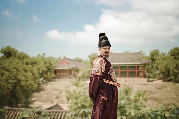 주간 PSD 편집이미지 전통 남자 성인 야외 옆모습 궁전 한국인 역사 60대 한복 왕 왕족전통의상 디지털아트 노인남자한명만 사극 이미지편집 자연요소 한국전통 노년 뷰포인트 고건축 사람 동양인 전통의상 남자한명만 노인남자만 파일형식