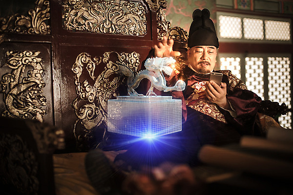 PSD 편집이미지 전통 남자 한명 성인 앞모습 스마트폰 한국인 역사 60대 한복 왕 발명 옥새 왕족전통의상 홀로그램 디지털아트 노인남자한명만 사극 스팀펑크 이미지편집 1 한국전통 노년 뷰포인트 사람 동양인 핸드폰 스마트기기 전통의상 남자한명만 노인남자만 파일형식