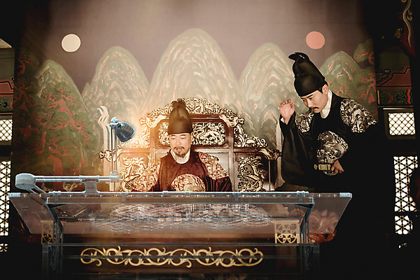 PSD 편집이미지 전통 남자 성인 두명 앞모습 30대 한국인 역사 60대 한복 왕 발명 세자 왕족전통의상 홀로그램 디지털아트 성인남자만 사극 마스터플랜 이미지편집 한국전통 노년 뷰포인트 사람 동양인 장년 전통의상 남자만 성인만 파일형식