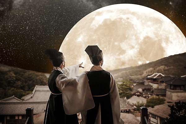 PSD 편집이미지 전통 남자 밤하늘 20대 성인 두명 뒷모습 30대 마을 한국인 달 역사 한복 디지털아트 성인남자만 사극 유생 유생복 이미지편집 갓모자 자연요소 모자_잡화 한국전통 뷰포인트 하늘 전통소품 사람 동양인 청년 장년 야간 전통의상 선비 남자만 성인만 파일형식