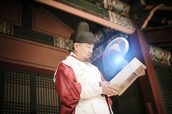 PSD 편집이미지 전통 남자 한명 성인 옆모습 책 한국인 역사 60대 한복 귀 홀로그램 디지털아트 노인남자한명만 사극 의관 이미지편집 1 한국전통 노년 뷰포인트 사람 동양인 신체부위 전통의상 벼슬 남자한명만 노인남자만 파일형식