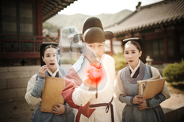 PSD 편집이미지 전통 여자 남자 40대 청진기 성인 앞모습 책 세명 30대 진료 한국인 심장 역사 60대 한복 의녀 홀로그램 디지털아트 성인만 사극 의관 이미지편집 한국전통 노년 뷰포인트 중년 의학 의료기기 사람 동양인 장년 장기_의학 전통의상 벼슬 파일형식