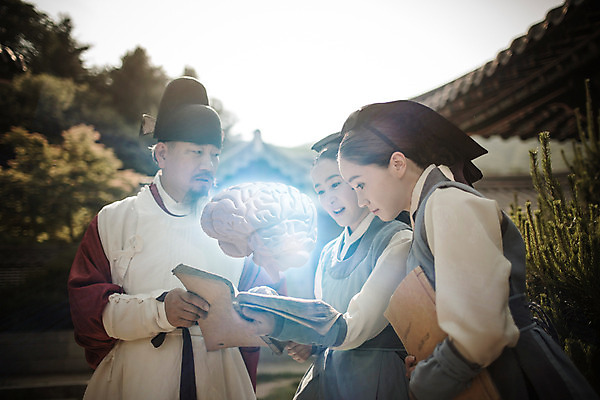 PSD 편집이미지 전통 여자 남자 40대 성인 앞모습 책 세명 30대 한국인 역사 60대 한복 두뇌 뇌 의녀 홀로그램 디지털아트 성인만 사극 의관 이미지편집 한국전통 노년 뷰포인트 중년 사람 동양인 장년 전통의상 벼슬 파일형식