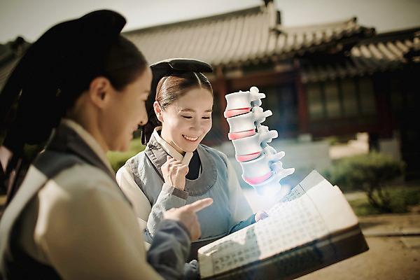 PSD 편집이미지 전통 여자 40대 20대 성인 두명 옆모습 책 한국인 역사 한복 척추 의녀 홀로그램 디지털아트 성인여자만 사극 이미지편집 한국전통 뷰포인트 중년 뼈 사람 동양인 청년 전통의상 여자만 성인만 파일형식