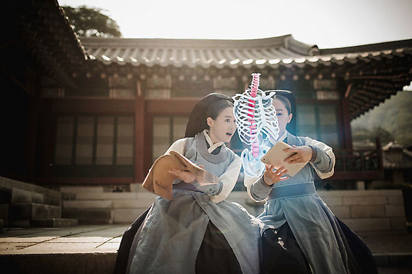 PSD 편집이미지 전통 여자 40대 20대 성인 두명 앞모습 책 태블릿 한국인 역사 한복 갈비뼈 의녀 홀로그램 디지털아트 성인여자만 사극 이미지편집 한국전통 뷰포인트 중년 뼈 사람 동양인 청년 전자제품 스마트기기 전통의상 여자만 성인만 파일형식