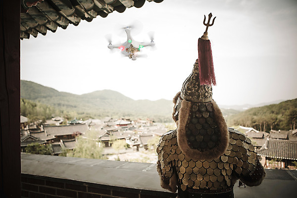 PSD 편집이미지 전통 남자 한명 서기 상반신 성인 뒷모습 30대 마을 한국인 역사 장군 갑옷 드론 디지털아트 성인남자한명만 사극 스팀펑크 이미지편집 직업 1 뷰포인트 모션 사람 동양인 장년 보호장비 남자한명만 성인남자만 파일형식