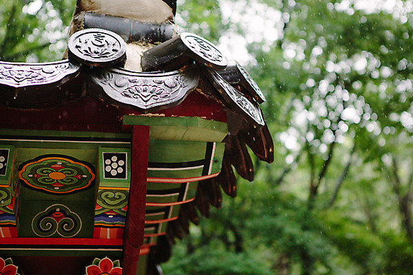 포토 JPG 주간 사람없음 야외 빗방울 처마 감성 기와지붕 산사 지붕처마 국내포토 자연요소 컨셉 지붕 기와 비_날씨 파일형식