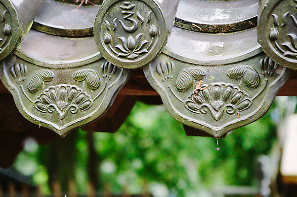 포토 JPG 주간 사람없음 야외 빗방울 감성 기와지붕 수종사 국내포토 자연요소 컨셉 지붕 한국 기와 사찰 비_날씨 파일형식