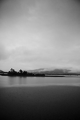 포토 JPG 주간 산 흑백 풍경 사람없음 야외 강 비 감성 비구름 국내포토 자연요소 컨셉 날씨 촬영기법 먹구름 파일형식 구름_자연