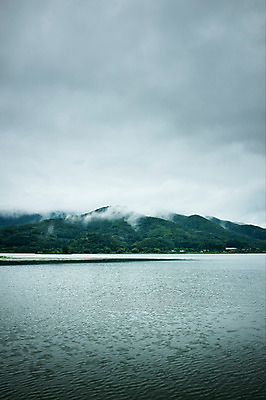 포토 JPG 주간 산 풍경 사람없음 야외 강 비 비구름 국내포토 자연요소 날씨 먹구름 파일형식 구름_자연