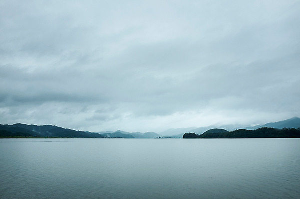 포토 JPG 주간 산 풍경 사람없음 야외 강 비 비구름 국내포토 자연요소 날씨 먹구름 파일형식 구름_자연