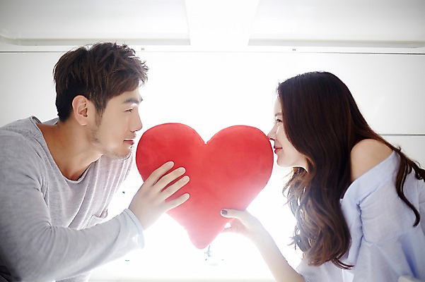 포토 JPG 커플 여자 남자 커플라이프 실내 미소 들기 상반신 성인 두명 옆모습 30대 마주보기 다정 한국인 하트 가평 카라반 국내포토 모양 라이프스타일 뷰포인트 컨셉 관계 모션 표정 사람 동양인 내부 장년 캠핑카 경기도 파일형식