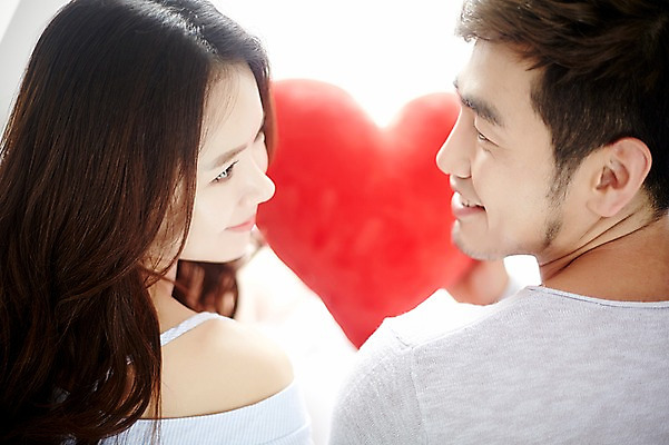 포토 JPG 커플 여자 남자 커플라이프 실내 미소 상반신 성인 두명 뒷모습 30대 마주보기 다정 한국인 하트 하트쿠션 가평 국내포토 모양 라이프스타일 뷰포인트 컨셉 쿠션 관계 모션 표정 사람 동양인 내부 장년 경기도 파일형식