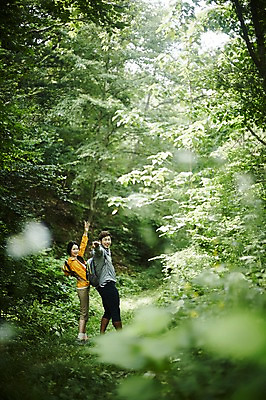 포토 JPG 주간 전신 나무 커플 여자 남자 커플라이프 자연 미소 성인 야외 두명 옆모습 30대 손들기 등산 한국인 뒤돌아보기 숲속 숲 가평 국내포토 자연요소 식물 라이프스타일 뷰포인트 관계 모션 표정 사람 동양인 장년 트래킹 생태계 경기도 파일형식