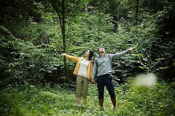 포토 JPG 주간 전신 나무 커플 여자 남자 커플라이프 자연 팔벌리기 성인 야외 두명 앞모습 30대 손잡기 등산 한국인 숲속 숲 힐링 가평 국내포토 자연요소 식물 라이프스타일 뷰포인트 관계 모션 사람 동양인 장년 트래킹 생태계 경기도 파일형식