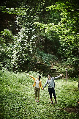 포토 JPG 주간 전신 나무 커플 여자 남자 커플라이프 자연 팔벌리기 성인 야외 두명 앞모습 30대 손잡기 등산 한국인 숲속 숲 힐링 가평 국내포토 자연요소 식물 라이프스타일 뷰포인트 관계 모션 사람 동양인 장년 트래킹 생태계 경기도 파일형식