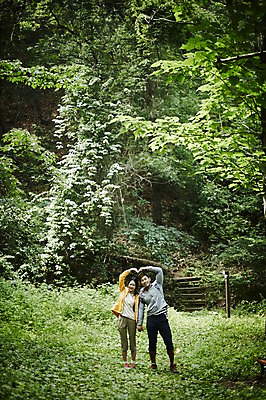 포토 JPG 주간 전신 나무 커플 여자 남자 커플라이프 자연 미소 성인 야외 두명 앞모습 30대 손잡기 다정 등산 한국인 숲속 숲 가평 손하트 국내포토 자연요소 식물 라이프스타일 뷰포인트 컨셉 관계 모션 표정 사람 동양인 손짓 장년 트래킹 생태계 경기도 파일형식