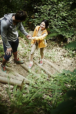 포토 JPG 주간 전신 나무 커플 여자 남자 커플라이프 자연 미소 성인 야외 두명 앞모습 30대 하이앵글 계단 손잡기 등산 한국인 숲속 숲 오르기 가평 국내포토 자연요소 식물 라이프스타일 뷰포인트 관계 모션 표정 사람 동양인 장년 트래킹 생태계 경기도 파일형식