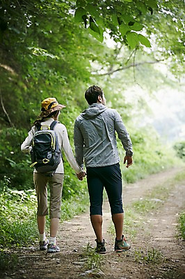 포토 JPG 주간 전신 나무 커플 여자 남자 커플라이프 배낭 자연 성인 야외 두명 뒷모습 30대 손잡기 등산 한국인 숲속 숲 백팩 가평 국내포토 자연요소 식물 라이프스타일 뷰포인트 가방 관계 모션 사람 동양인 장년 트래킹 생태계 경기도 파일형식