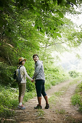 포토 JPG 주간 전신 나무 모자 커플 여자 남자 커플라이프 자연 미소 성인 야외 두명 옆모습 30대 손잡기 등산 한국인 뒤돌아보기 숲속 숲 백팩 가평 국내포토 자연요소 식물 라이프스타일 잡화 뷰포인트 가방 관계 모션 표정 사람 동양인 장년 트래킹 생태계 경기도 파일형식