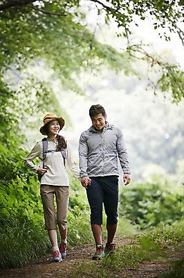 포토 JPG 주간 전신 나무 모자 커플 여자 남자 커플라이프 자연 미소 성인 야외 두명 앞모습 30대 걷기 손잡기 등산 한국인 숲속 숲 등산로 가평 국내포토 자연요소 식물 라이프스타일 잡화 뷰포인트 관계 모션 표정 사람 동양인 장년 트래킹 생태계 경기도 파일형식