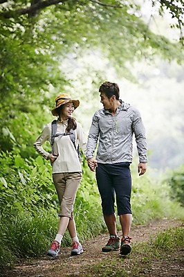포토 JPG 주간 전신 나무 모자 커플 여자 남자 커플라이프 자연 미소 성인 야외 두명 앞모습 30대 마주보기 걷기 손잡기 등산 한국인 숲속 숲 가평 국내포토 자연요소 식물 라이프스타일 잡화 뷰포인트 관계 모션 표정 사람 동양인 장년 트래킹 생태계 경기도 파일형식