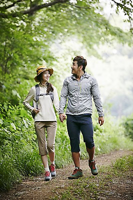 포토 JPG 주간 전신 나무 모자 커플 여자 남자 커플라이프 자연 미소 성인 야외 두명 앞모습 30대 걷기 손잡기 등산 한국인 숲속 숲 등산로 가평 국내포토 자연요소 식물 라이프스타일 잡화 뷰포인트 관계 모션 표정 사람 동양인 장년 트래킹 생태계 경기도 파일형식
