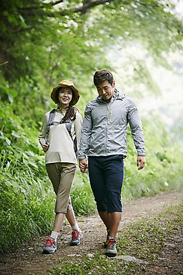 포토 JPG 주간 전신 나무 모자 커플 여자 남자 커플라이프 자연 미소 성인 야외 두명 앞모습 30대 걷기 손잡기 등산 한국인 숲속 숲 등산로 가평 국내포토 자연요소 식물 라이프스타일 잡화 뷰포인트 관계 모션 표정 사람 동양인 장년 트래킹 생태계 경기도 파일형식