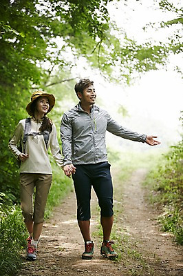 포토 JPG 주간 전신 나무 모자 커플 여자 남자 커플라이프 자연 미소 성인 야외 두명 앞모습 30대 손잡기 등산 한국인 숲속 숲 등산로 가평 국내포토 자연요소 식물 라이프스타일 잡화 뷰포인트 관계 모션 표정 사람 동양인 장년 트래킹 생태계 경기도 파일형식