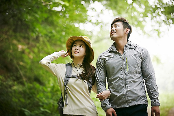 포토 JPG 주간 나무 모자 커플 여자 남자 커플라이프 자연 상반신 성인 야외 두명 앞모습 30대 팔짱 등산 한국인 올려보기 숲속 숲 가평 국내포토 자연요소 식물 라이프스타일 잡화 뷰포인트 관계 모션 사람 동양인 장년 트래킹 생태계 경기도 파일형식