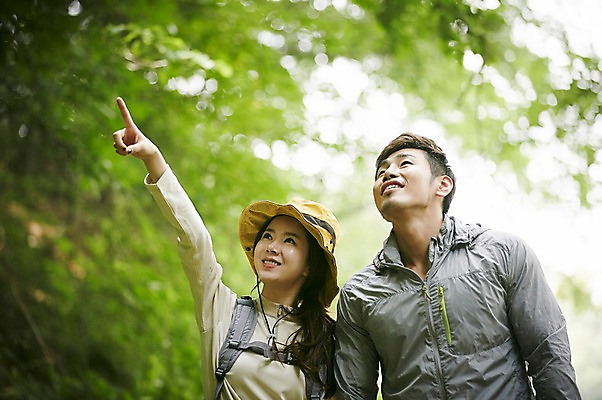포토 JPG 주간 나무 모자 커플 여자 남자 커플라이프 자연 미소 상반신 성인 야외 두명 앞모습 30대 등산 한국인 올려보기 가리킴 숲속 숲 가평 국내포토 자연요소 식물 라이프스타일 잡화 뷰포인트 관계 모션 표정 사람 동양인 손짓 장년 트래킹 생태계 경기도 파일형식