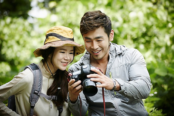 포토 JPG 주간 나무 모자 커플 여자 남자 커플라이프 자연 미소 상반신 성인 야외 두명 앞모습 30대 카메라 사진촬영 등산 한국인 숲속 숲 가평 국내포토 자연요소 식물 라이프스타일 잡화 뷰포인트 관계 표정 사람 동양인 장년 전자제품 촬영 트래킹 생태계 경기도 파일형식