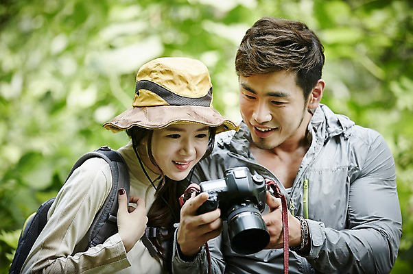 포토 JPG 주간 나무 모자 커플 여자 남자 커플라이프 자연 미소 상반신 성인 야외 두명 앞모습 30대 카메라 사진촬영 등산 한국인 숲속 숲 가평 국내포토 자연요소 식물 라이프스타일 잡화 뷰포인트 관계 표정 사람 동양인 장년 전자제품 촬영 트래킹 생태계 경기도 파일형식