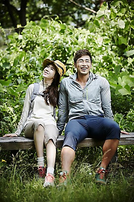 포토 JPG 주간 전신 나무 모자 커플 여자 남자 커플라이프 벤치 자연 휴식 미소 앉기 성인 야외 두명 앞모습 30대 등산 한국인 숲속 숲 가평 국내포토 자연요소 식물 라이프스타일 잡화 뷰포인트 컨셉 의자 관계 모션 표정 사람 동양인 장년 트래킹 생태계 경기도 파일형식