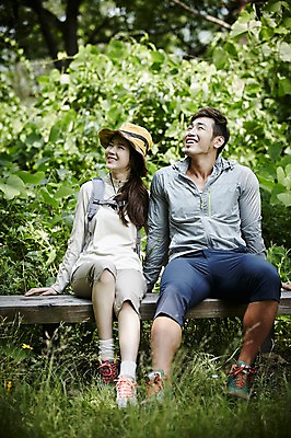 포토 JPG 주간 전신 나무 모자 커플 여자 남자 커플라이프 벤치 자연 휴식 미소 앉기 성인 야외 두명 앞모습 30대 등산 한국인 숲속 숲 가평 국내포토 자연요소 식물 라이프스타일 잡화 뷰포인트 컨셉 의자 관계 모션 표정 사람 동양인 장년 트래킹 생태계 경기도 파일형식