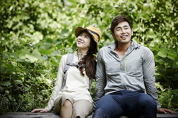 포토 JPG 주간 나무 모자 커플 여자 남자 커플라이프 자연 휴식 미소 앉기 상반신 성인 야외 두명 앞모습 30대 등산 한국인 숲속 숲 가평 국내포토 자연요소 식물 라이프스타일 잡화 뷰포인트 컨셉 관계 모션 표정 사람 동양인 장년 트래킹 생태계 경기도 파일형식