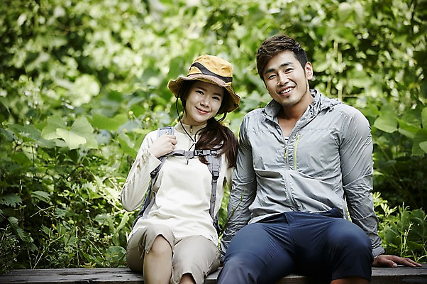 포토 JPG 주간 나무 모자 커플 여자 남자 커플라이프 자연 휴식 미소 앉기 상반신 성인 야외 두명 앞모습 30대 등산 한국인 숲속 숲 가평 국내포토 자연요소 식물 라이프스타일 잡화 뷰포인트 컨셉 관계 모션 표정 사람 동양인 장년 트래킹 생태계 경기도 파일형식