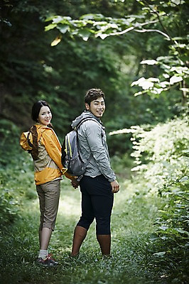 포토 JPG 주간 전신 나무 커플 여자 남자 커플라이프 자연 미소 성인 야외 두명 옆모습 30대 손잡기 등산 한국인 뒤돌아보기 숲속 숲 가평 국내포토 자연요소 식물 라이프스타일 뷰포인트 관계 모션 표정 사람 동양인 장년 트래킹 생태계 경기도 파일형식