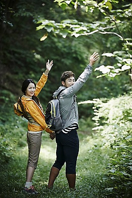 포토 JPG 주간 전신 나무 커플 여자 남자 커플라이프 자연 미소 성인 야외 두명 옆모습 30대 손들기 손잡기 등산 한국인 뒤돌아보기 숲속 숲 가평 국내포토 자연요소 식물 라이프스타일 뷰포인트 관계 모션 표정 사람 동양인 장년 트래킹 생태계 경기도 파일형식