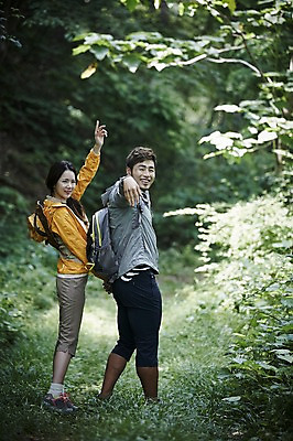 포토 JPG 주간 전신 나무 커플 여자 남자 커플라이프 자연 미소 성인 야외 두명 옆모습 30대 손들기 등산 한국인 숲속 숲 가평 국내포토 자연요소 식물 라이프스타일 뷰포인트 관계 모션 표정 사람 동양인 장년 트래킹 생태계 경기도 파일형식