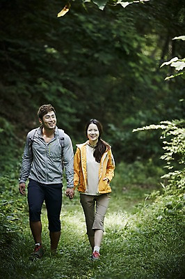 포토 JPG 주간 전신 나무 커플 여자 남자 커플라이프 자연 미소 성인 야외 두명 앞모습 30대 걷기 손잡기 등산 한국인 숲속 숲 등산로 가평 국내포토 자연요소 식물 라이프스타일 뷰포인트 관계 모션 표정 사람 동양인 장년 트래킹 생태계 경기도 파일형식