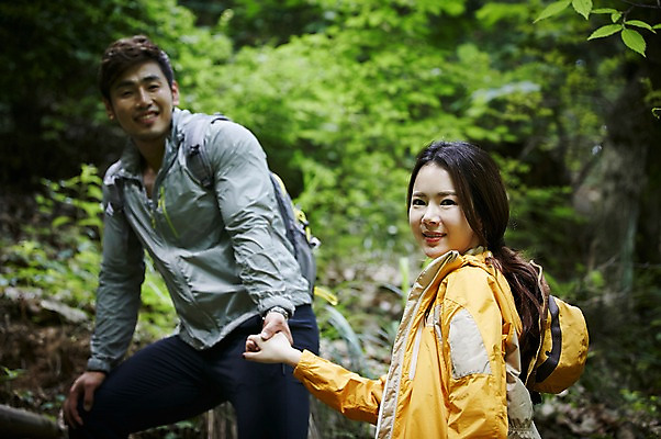 포토 JPG 주간 나무 모자 커플 여자 남자 커플라이프 자연 미소 성인 야외 두명 옆모습 30대 손잡기 등산 한국인 숲속 숲 오르기 가평 성인만 국내포토 자연요소 식물 라이프스타일 잡화 뷰포인트 관계 모션 표정 사람 동양인 장년 트래킹 생태계 경기도 파일형식