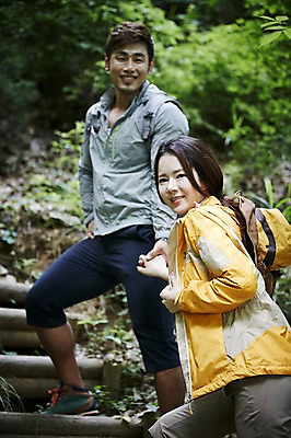 포토 JPG 주간 나무 모자 커플 여자 남자 커플라이프 자연 미소 성인 야외 두명 옆모습 30대 손잡기 등산 한국인 숲속 숲 오르기 가평 성인만 국내포토 자연요소 식물 라이프스타일 잡화 뷰포인트 관계 모션 표정 사람 동양인 장년 트래킹 생태계 경기도 파일형식